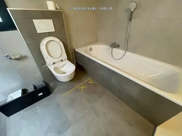Repères tracés sur le sol d’une salle de bain