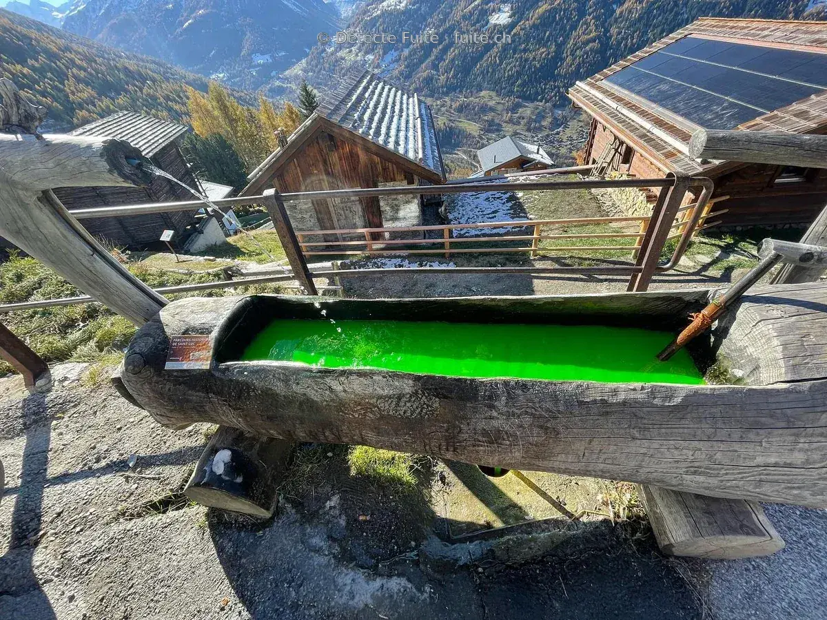 Eau colorée en vert dans un bassin de fontaine en montagne